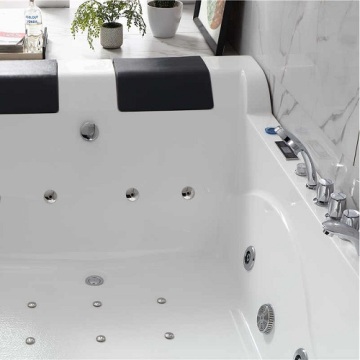 Große Massage-Badewanne für 2 Personen mit Wasserhähnen