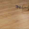 Pavimenti in laminato stile raschiato in rovere naturale