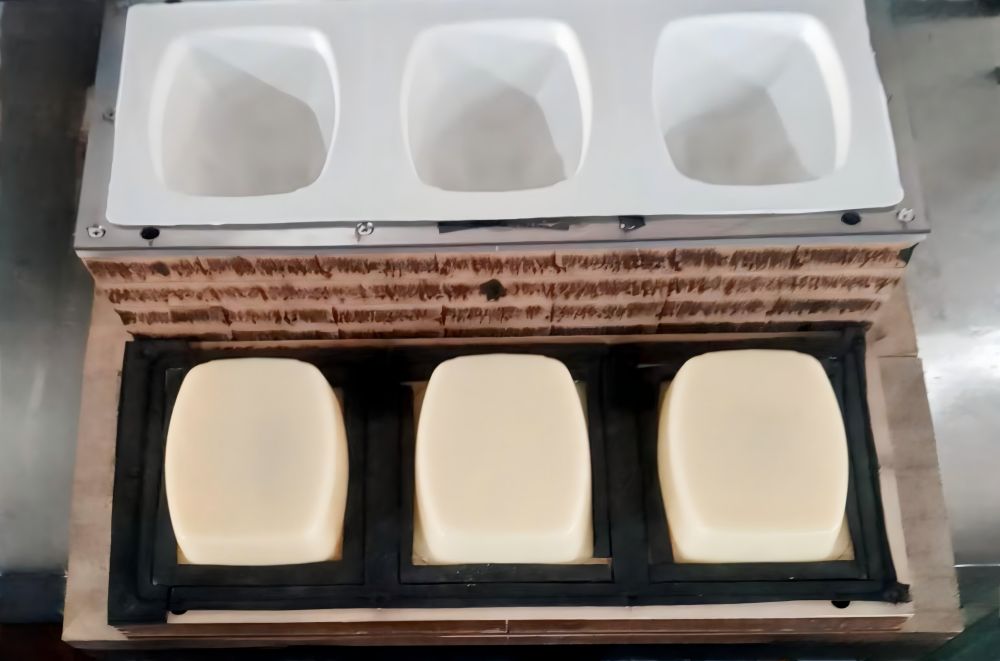 Customized die cutting mold for pulp products