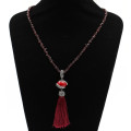 Collar de borla de diseño moderno con estilo boho y cuentas de piedra con cuentas de perlas