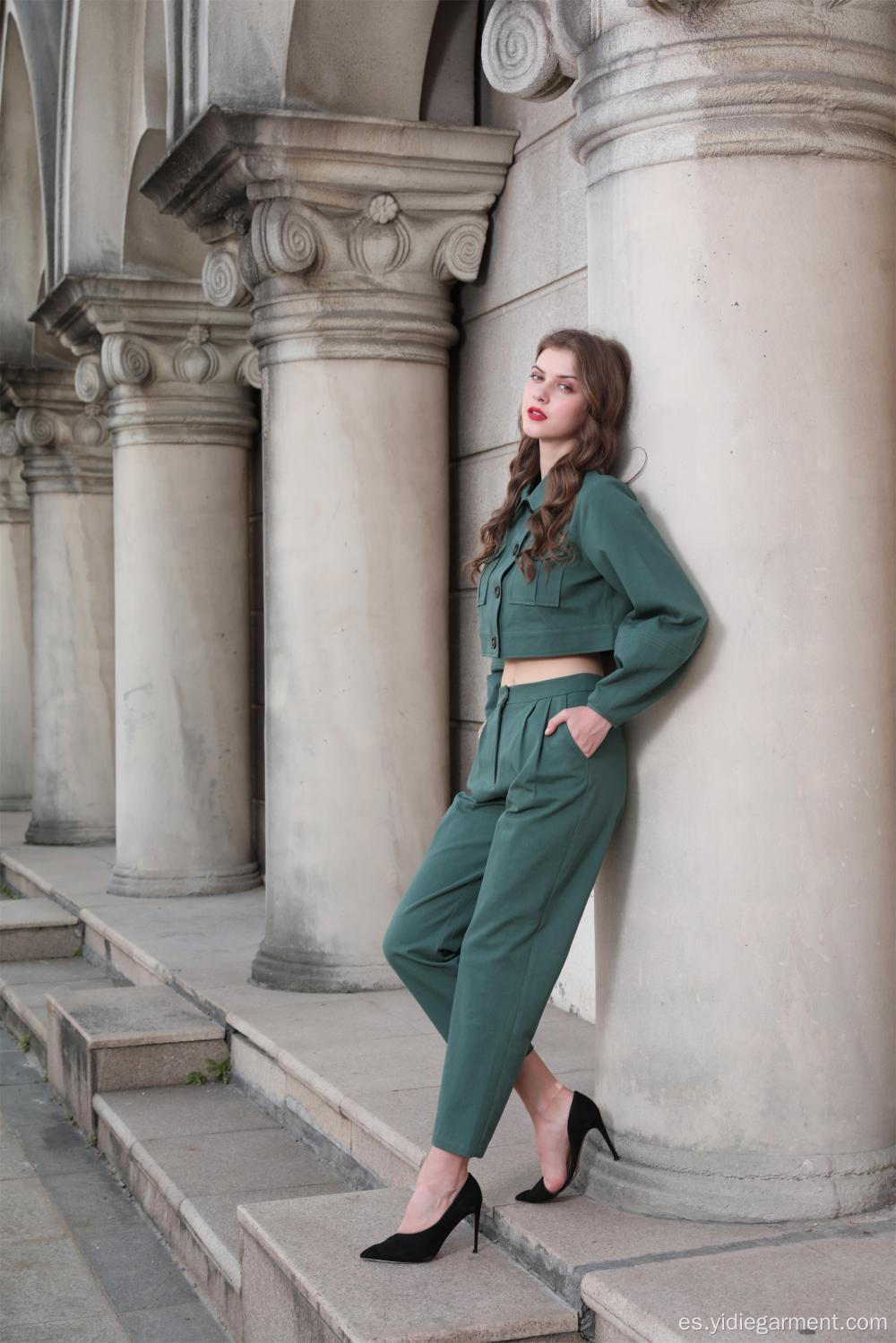 Chaqueta y pantalón verde militar para mujer