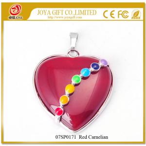 Pendentif coeur en cornaline rouge avec sept pierres précieuses