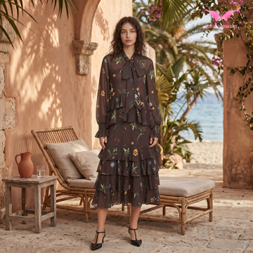 Braun bedrucktes Resort-Midikleid mit abgestuftem Saum