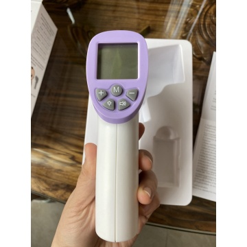 pengujian suhu inframerah tangan memegang termometer