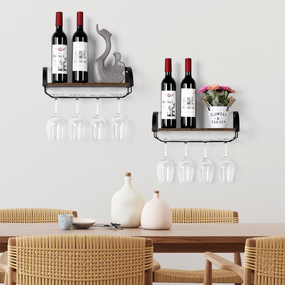 رفوف نبيذ مثبتة على الحائط مع حامل أكواب النبيذ