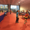 la competizione professionale al coperto usa il pavimento da ping pong