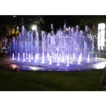 L&#39;eau et la lumière montrent une fontaine de design moderne