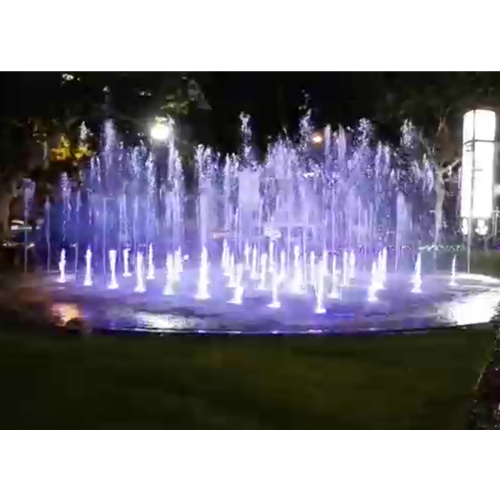 L'eau et la lumière montrent une fontaine de design moderne