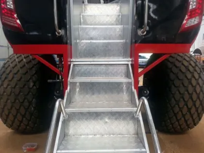 Yunlihong 4X4 Desert Off Road Passenger Vehicle