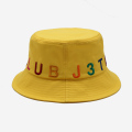 قبعة دلو الحرف الصفراء