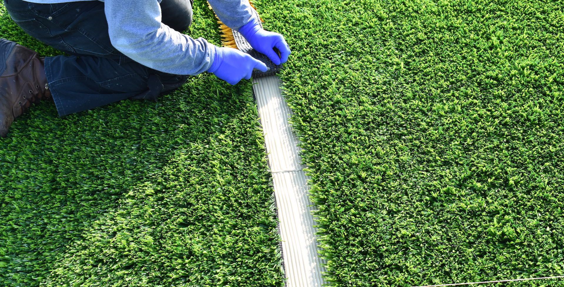 Pemasangan Turf Buatan Artificial Turf Installation