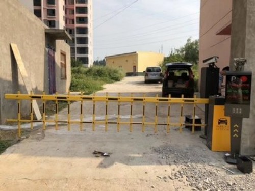 Puerta de la cerca del estacionamiento