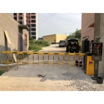 Puerta de la cerca del estacionamiento