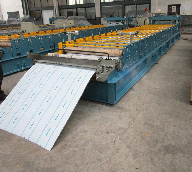 Máquina para fabricar rollos de tejas esmaltadas en color
