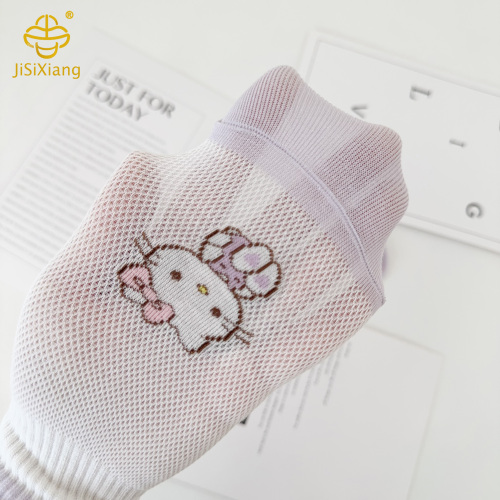 韓国の漫画の子猫は蝶ネクタイで靴下を履いています