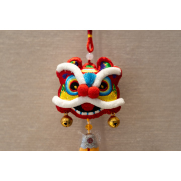 Yi İşlemeli Aslan Dansı Charm'ı