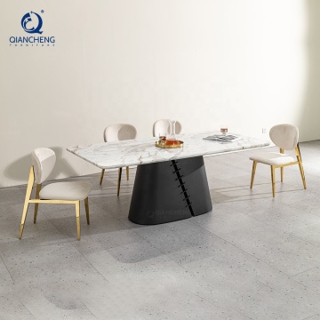 Moderno tavolo da pranzo rettangolare di lusso in marmo nero e oro impostato da Qiancheng