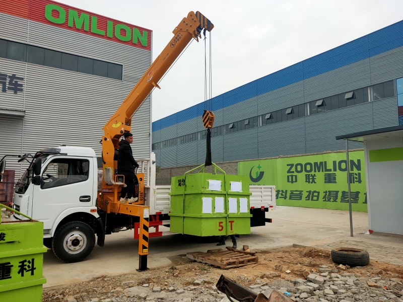 Dongfeng 140HP diesel engine crane transport truck