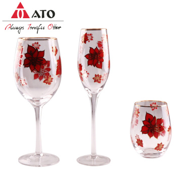 Kristallstammlose Weingläser mit rotem Blütendruck