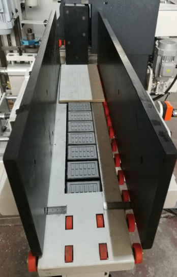 Batch automatic feeding device