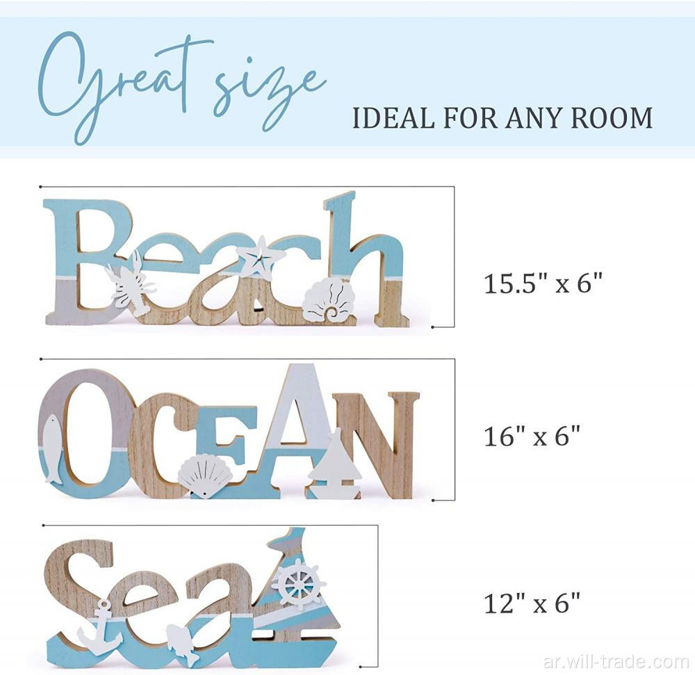 علامات خشبية على الشاطئ المحيط والبحر