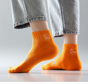 Xiangyi Custom Logo Design Comfortable Cotton Crew Socks for Men - Sports Sweat Absorption