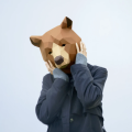ミニマリストのローポリの美しさを備えたペーパークラフトのクマのマスク