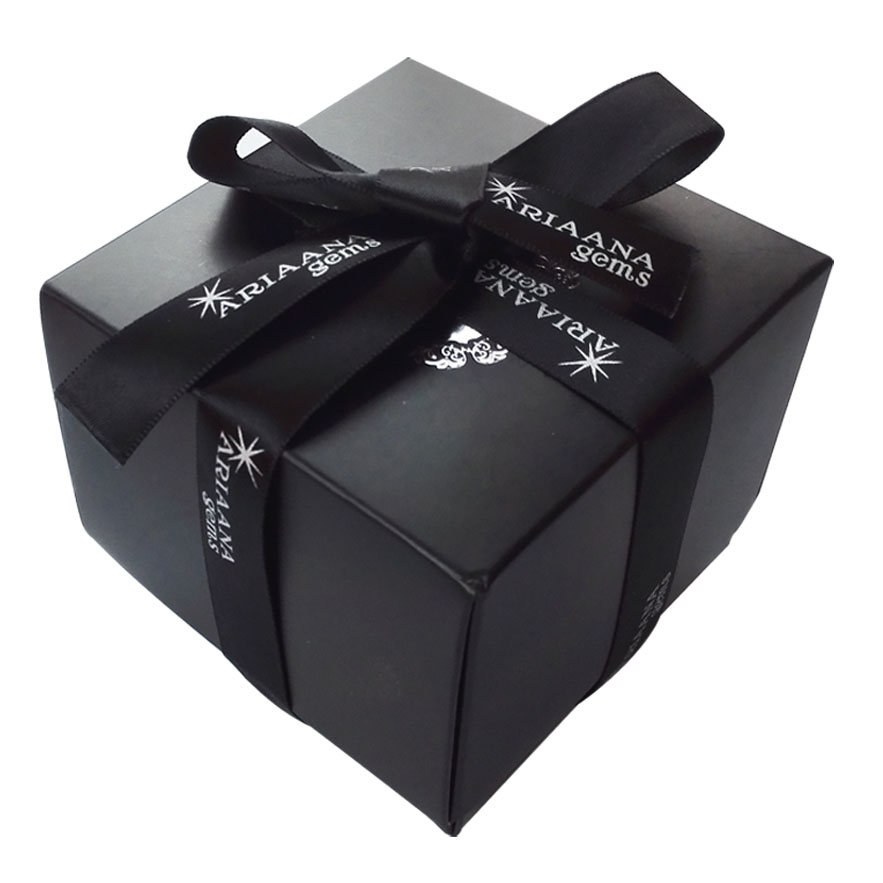 Подарок черного цвета. Подарочная коробка черная. Черные коробки для упаковки. Коробка брендированная черная. Коробочка для украшений брендированная.