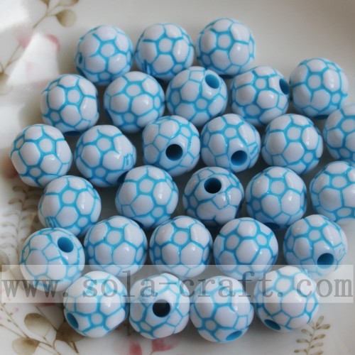 Perles de football colorées avec fond blanc en gros