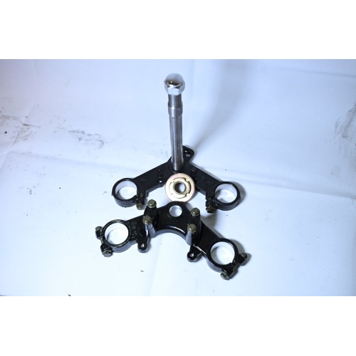 Rigidez mejorada de la abrazadera triple para un manejo mejorado