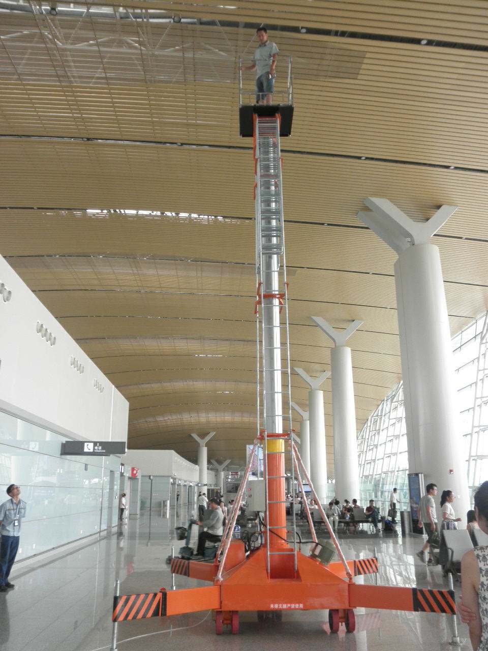 Escalera elevadora eléctrica telescópica hidráulica para hombre de 15 m.