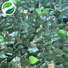 Fausses plantes mélangées à des feuilles de pêcher