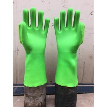 Grüne PVC-Handschuhe mit TPR auf der Hand zurück