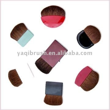 Travel size blush brush