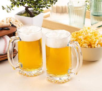 Boccale di birra in vetro trasparente