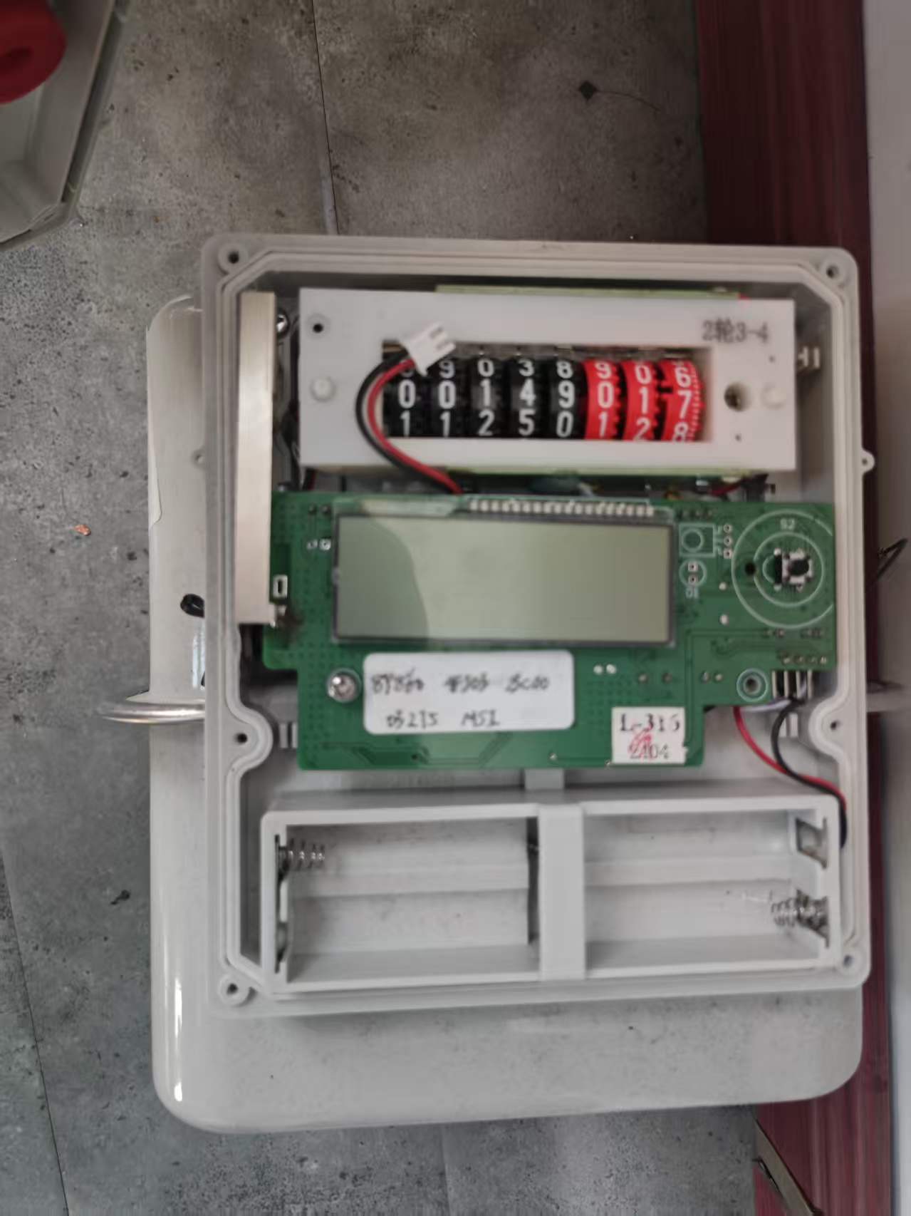Built in metal antenna