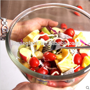 The glass bowl large bowl egg-bowl cake baked in a bowl of salad bowls