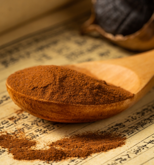 dried garlic powder black