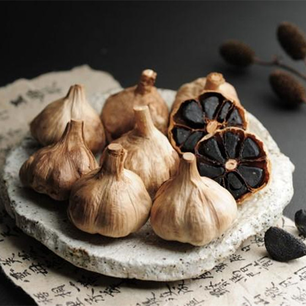 peeled black garlic 