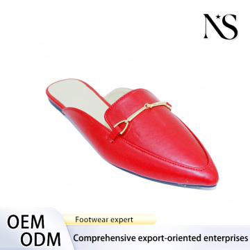 Mules rojas vibrantes con diseño elegante y comodidad