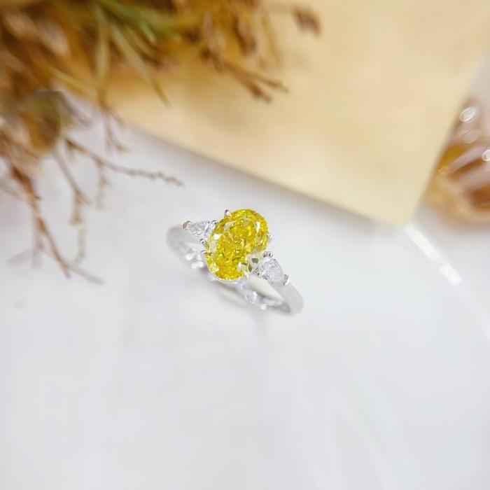 Matingkad na Yellow Oval Lab Diamond Trilogy Ring