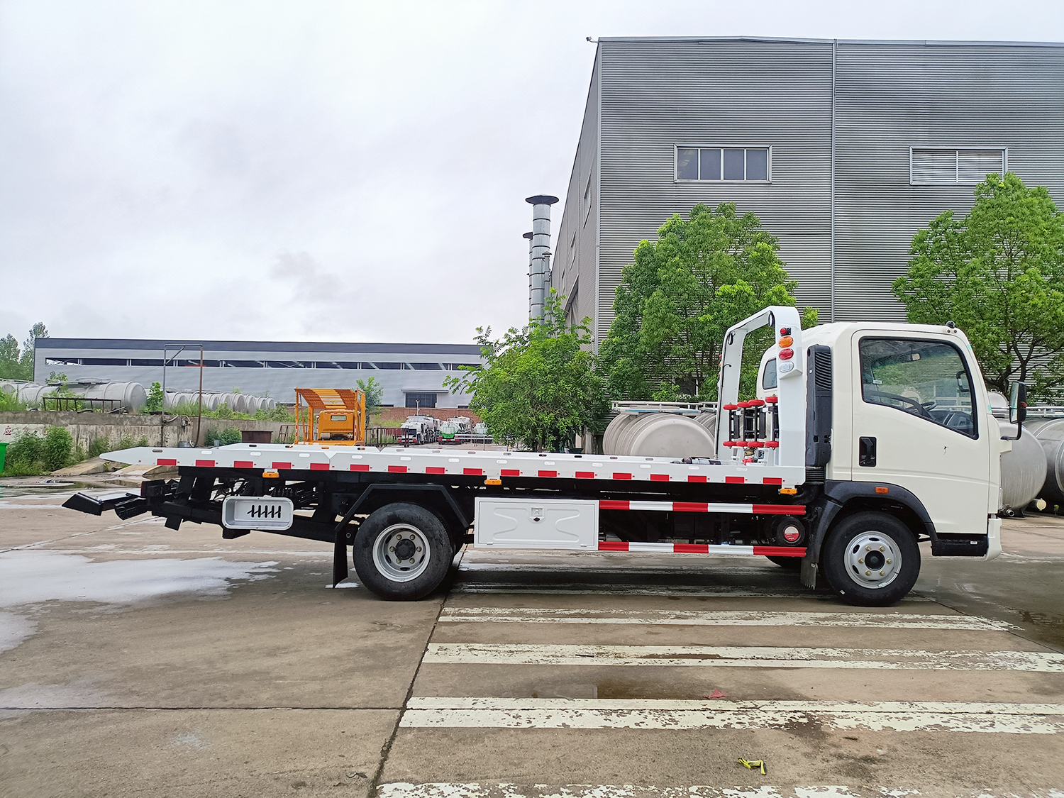 High-performance flatbed tow truck for quick road clearance
