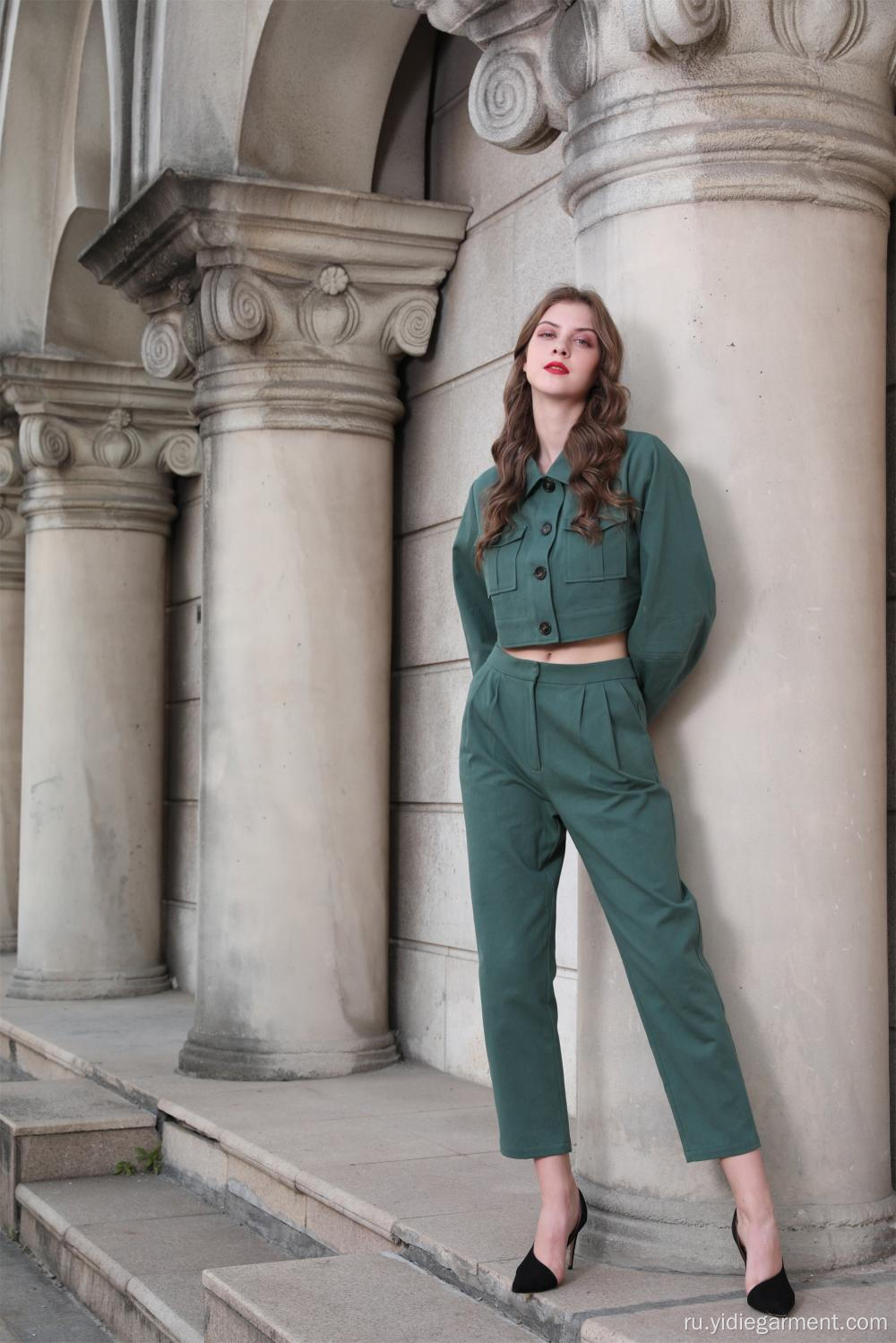 Женская зеленая армейская куртка и брюки