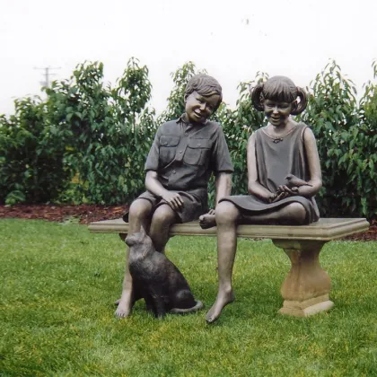 Outdoor garden decoration bronze children siting on bench sculpture statue