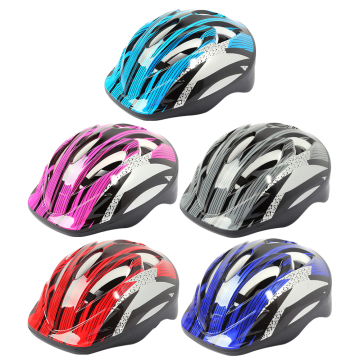 Sécurité de conduite: casques de protection complets pour les enfants sur le vélo, le scooter, la planche à roulettes et le patinage à roulettes