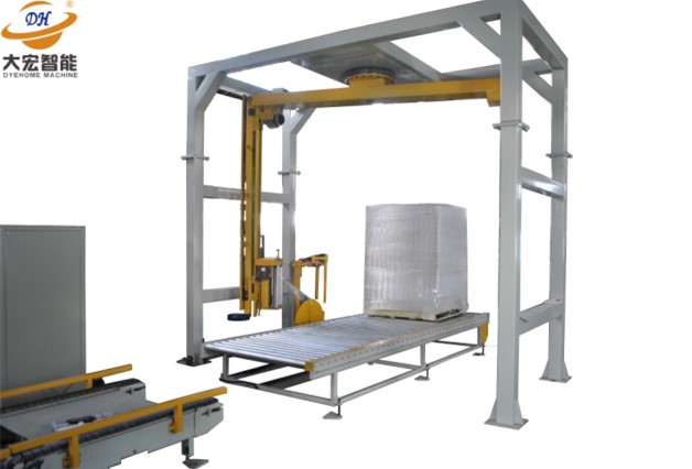 Arm rotating pallet loads wrapping machine