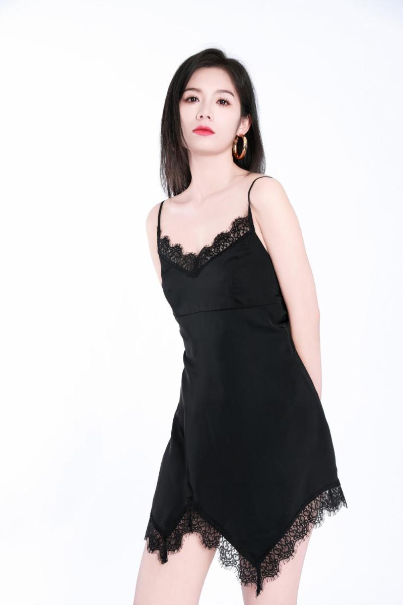 Pakaian camisole renda yang langsing