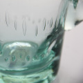 Brocca in vetro di vetro riciclato gorgogliato verde