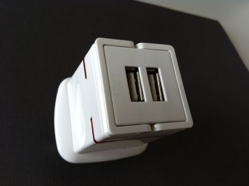 Mlp02 - U - Bs 2.1 Amp 2100 Ma Universal Usb Travel Charger With 48.5mm * 44.5mm * 67.7mm