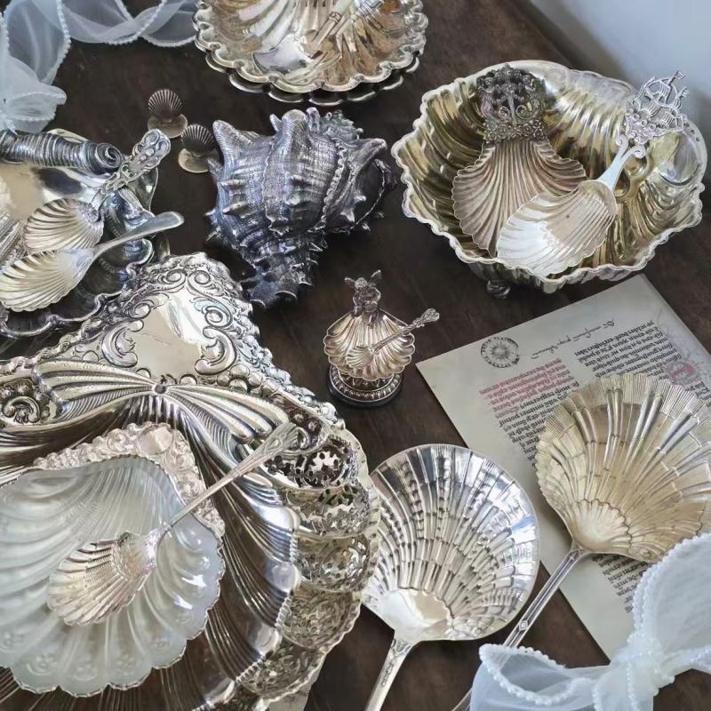Elegant Shell-Shaped Metal Flatware for Dining